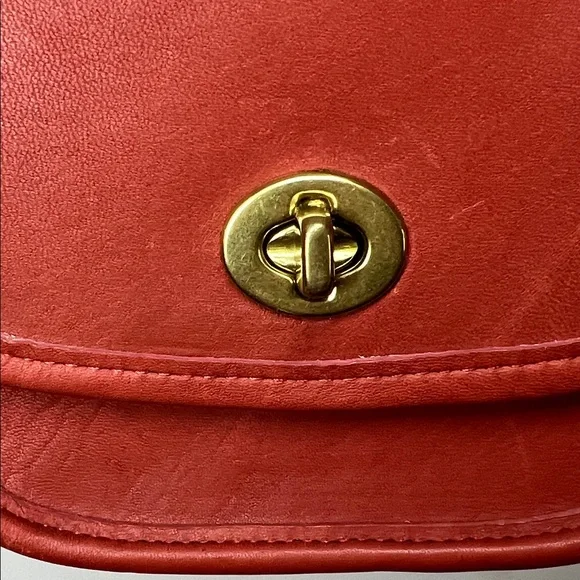 Vintage COACH Mini Everett Crossbody Leather Bag (RARE COLOR) - Picture 3 of 10